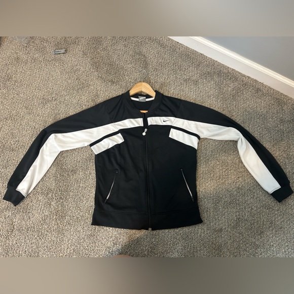 Nike Women’s Jacket - Black and White Y2K Style - Picture 10 of 11